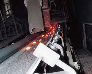 Industrial Belt Apron Conveyors with Heat Resistance - Beumer